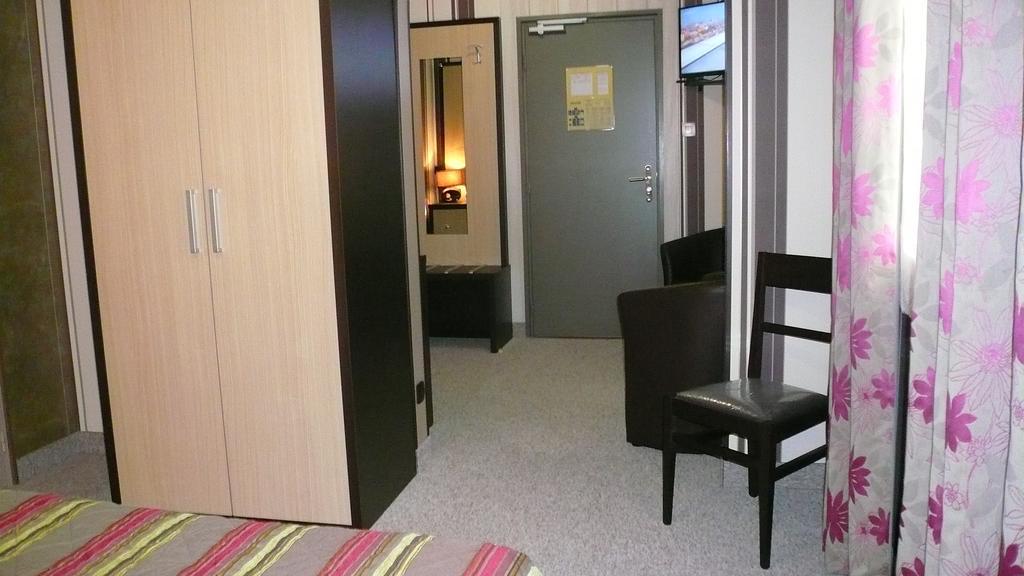 Hotel L'Europeen Tarbes Bagian luar foto